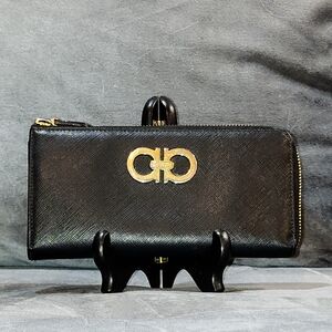 SALVATORE FERRAGAMO GANCIO BLACK SAFFIANO LEATHER ZIP AROUND LONG WALLET EUC